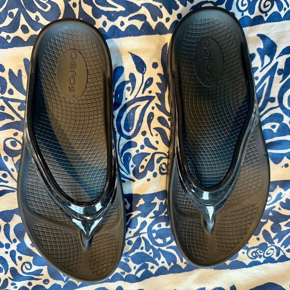 OOFOS Black Sandals with Textured Footbed